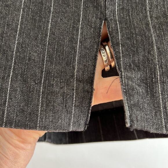 Larry Levine Two Piece Gray and White Pin Stripe Short Sleeve Pant Suit PS - Picture 12 of 12